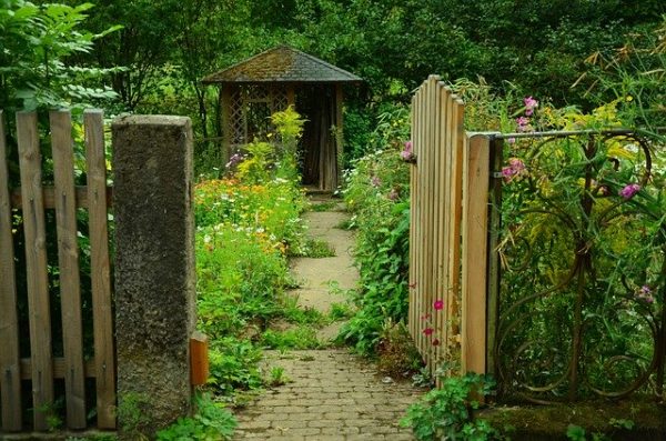 photo d'une cabane au fond d'un jardin