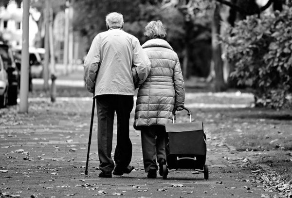 photo noir et blanc couple de personnes âgées